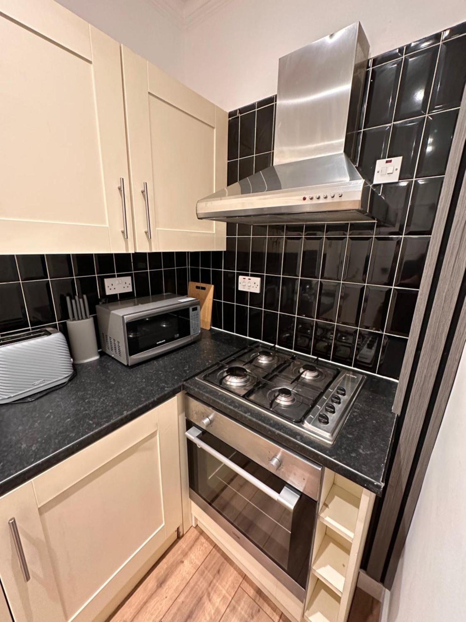 R2 - Elegant Private Room Opposite Queen Elizabeth Hospital - Harborne Birmingham Exterior photo